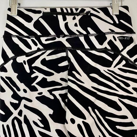 Nike Women’s Dri-Fit Leggings Black White Geometric Print Small EUC Activewear - Picture 7 of 8